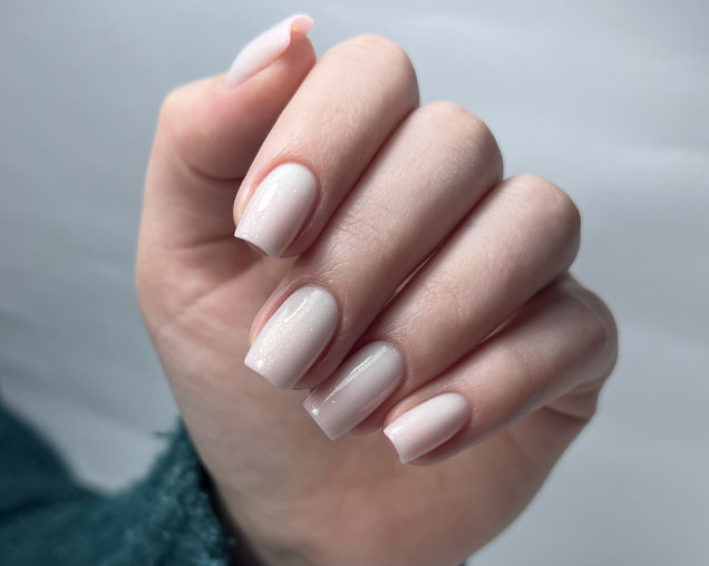 Manicure hybrydowy praca frezarką